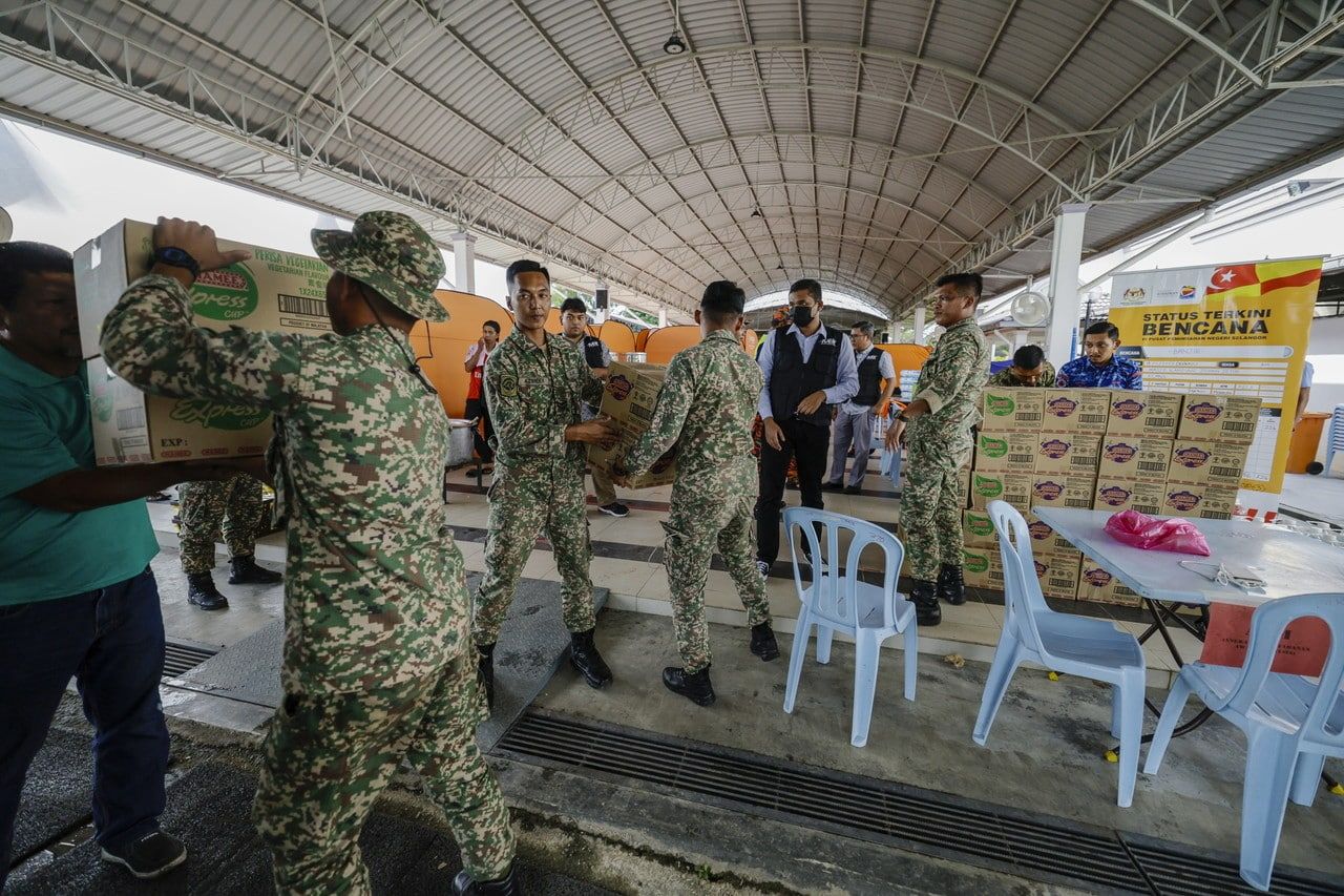 பேரிடர் பகுதிகளுக்குத் தற்காப்பு அமைச்சு பணியாளர்கள் மற்றும் கருவிகளை அனுப்பும்