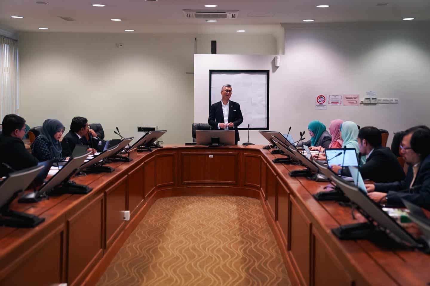 扎夫鲁：政府致力实现中国1700亿投资承诺