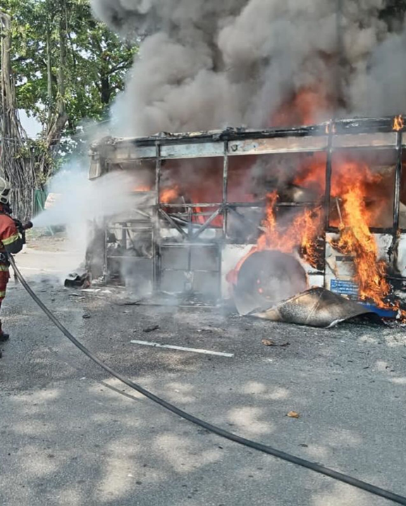 Lapan penumpang bas cemas, kenderaan dinaiki terbakar