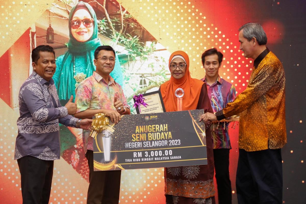 Anugerah seni budaya negeri milik Fauziah Nawi, iktiraf kerja keras bidang seni
