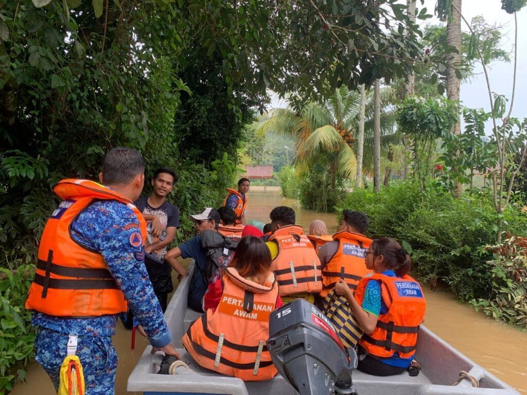 வெள்ளத்தை  எதிர்கொள்ள முன் ஏற்பாடு  ஆயத்தப் பணி  அம்பாங் ஜெயா நகராண்மை கழகம் நடத்தியது