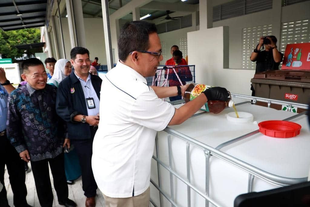 Kitar semula minyak masak terpakai, dapat tiket dan baucar Selangor FC