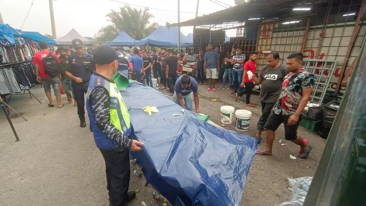 சோதனை நடவடிக்கைகளில் வெளிநாட்டவர்களால் நடத்தப்படும் 12 கடைகள் மூடப்பட்டன