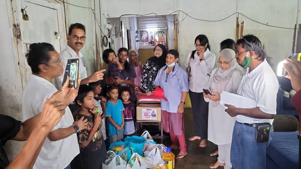 5 குழந்தைகளை வளர்க்க முடியாமல்  உணவின்றி தவிக்கும் தாய்- செய்தியை கேட்டு ஆட்சிக்குழு உறுப்பினர்  உடனடி  உதவி