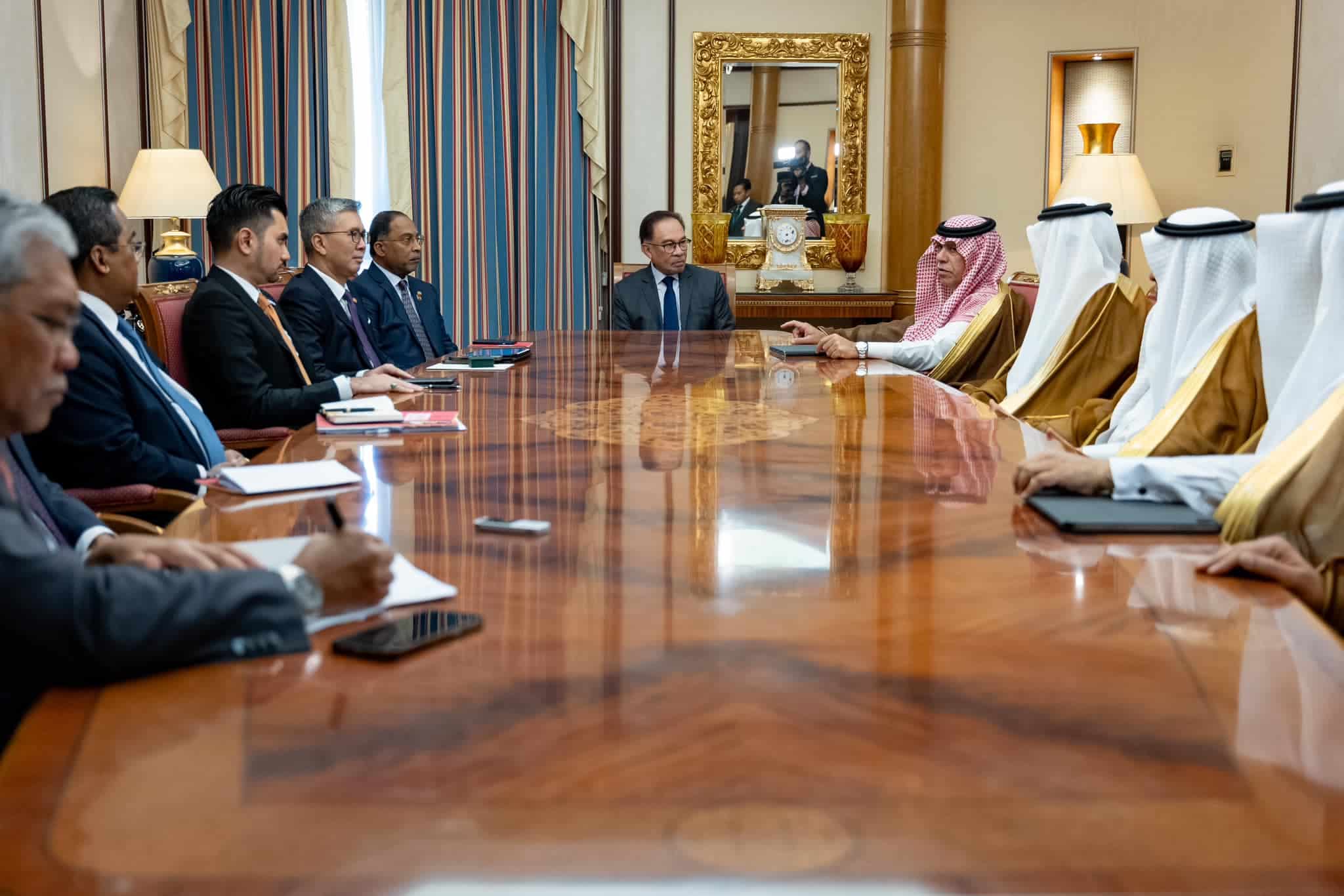 PM Anwar meets with Saudi industrialists in Riyadh
