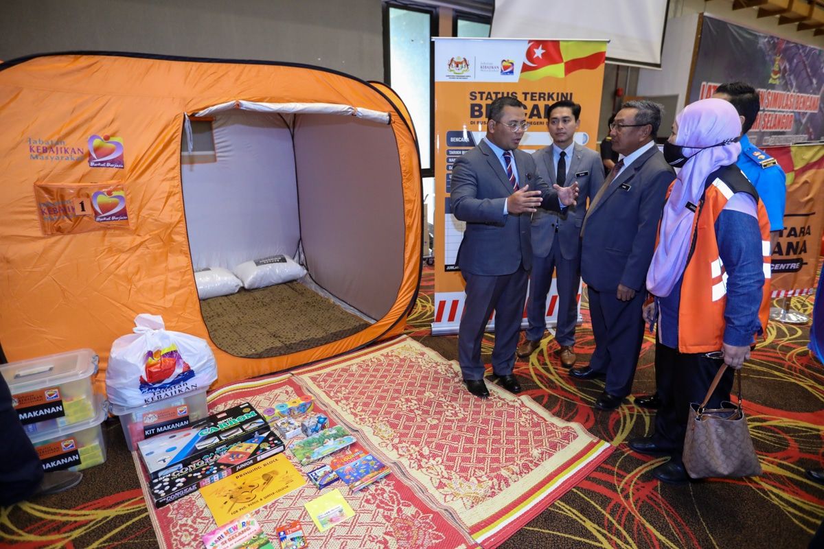 வெள்ள அகதிகள்  தேவைகளுக்காக மொத்தம் 10,000  அடிப்படை நிவாரண பொருள் பேக்கட்டுகள் தயாரிக்கப் பட்டுள்ளது