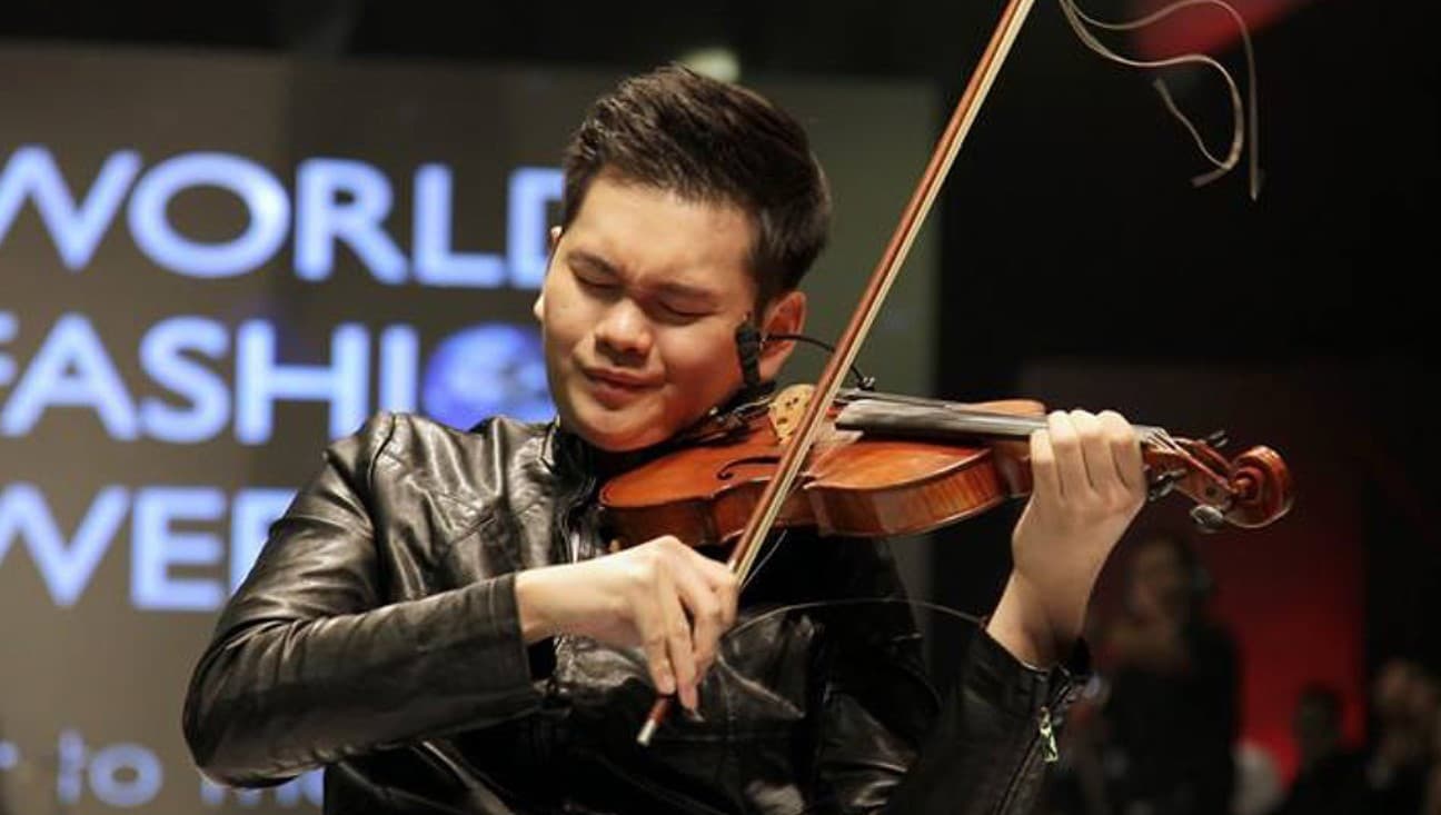 Doktor perubatan tambat hati pendengar dengan gesekan biola