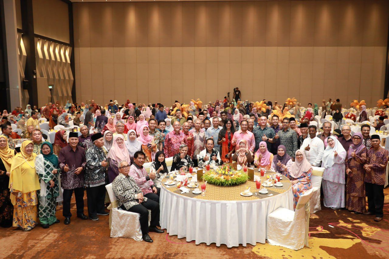 MBSA anjur makan malam, serah sumbangan kepada warga emas