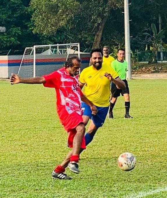 கால்பந்துப் போட்டியில் களமிறங்கினார் சட்டமன்ற உறுப்பினர் பிரகாஷ்- வெற்றிக் கோல் அடித்து சாதனை