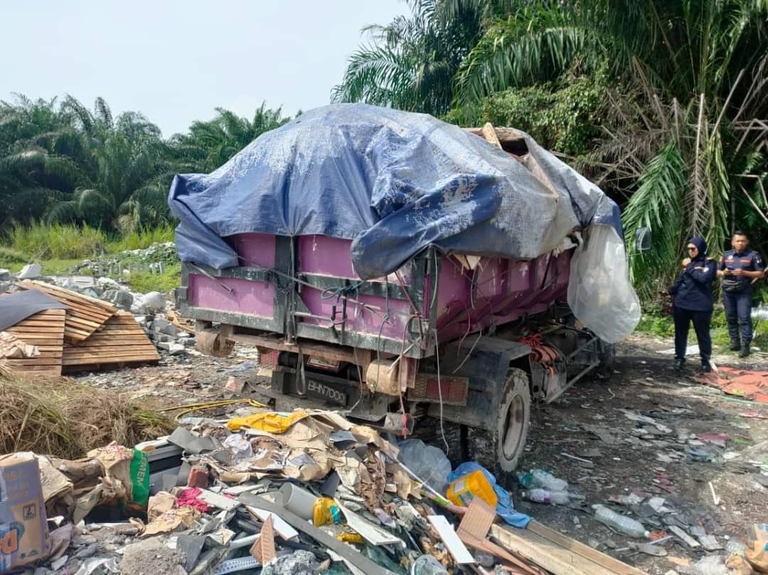 சட்டவிரோதமாகக் குப்பை கொட்டிய இரண்டு லாரிகள் மற்றும் ஒரு மண் தள்ளும் இயந்திரம்  பறிமுதல் - கோலா லங்காட் நகராண்மை கழகம்