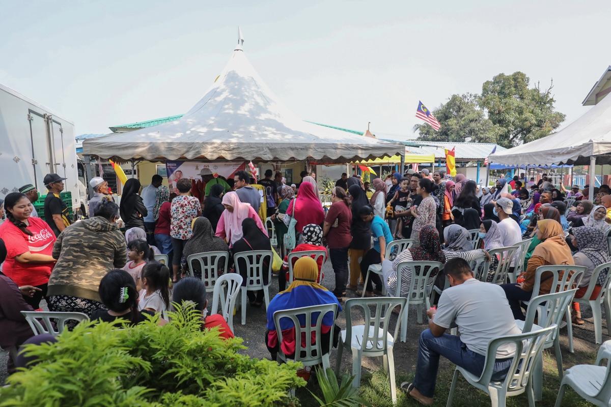 Penduduk beratur seawal 7.30 pagi beli beras Ehsan, 250 pek habis terjual