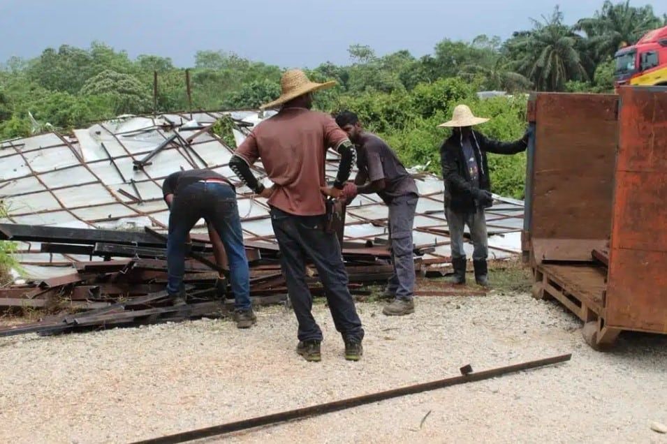 乌雪市会拆南北大道23非法广告牌