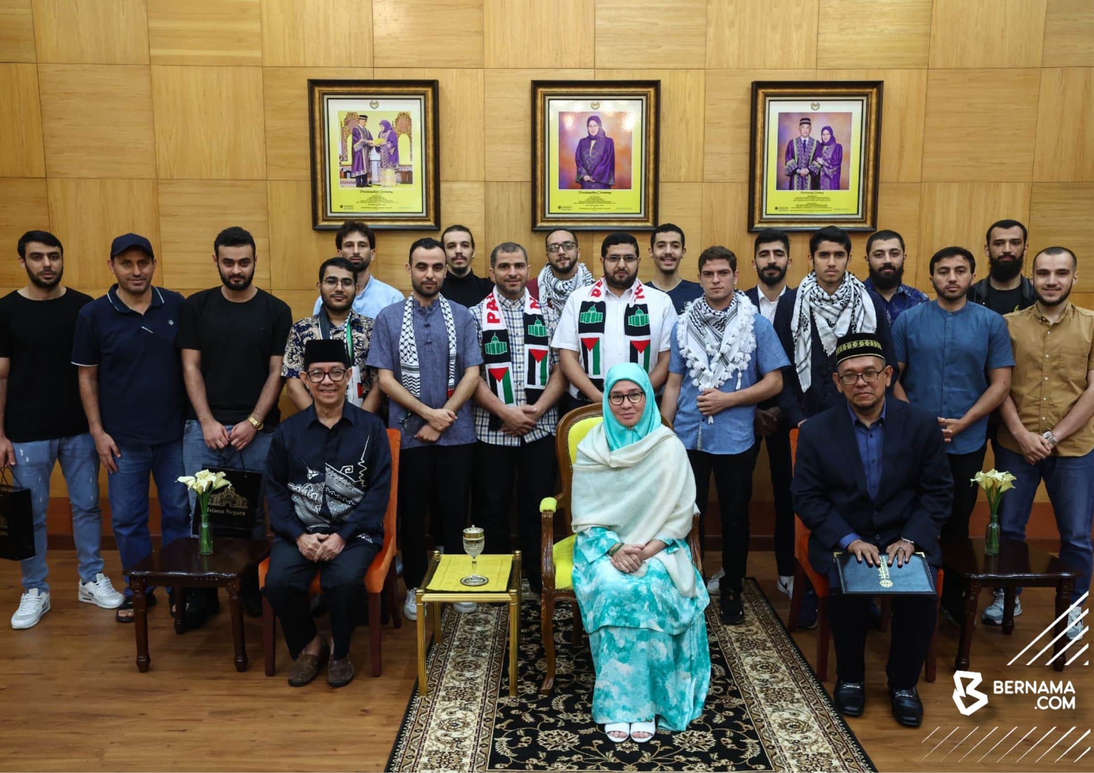 Raja Permaisuri Agong meets IIUM Palestinian students