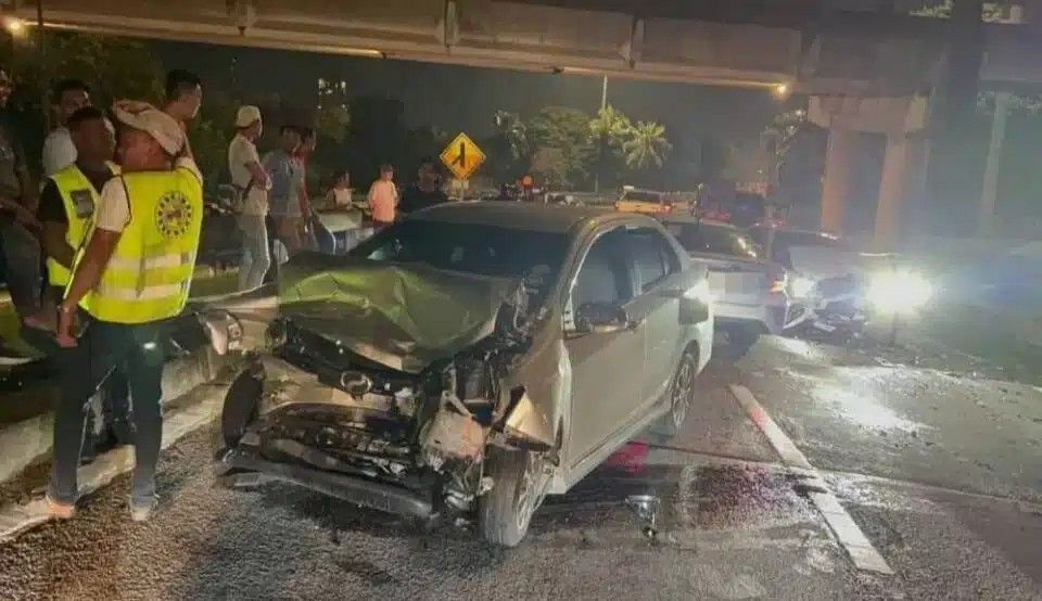 宝马女司机称走错路逆行 惊慌与迎面轿车对撞