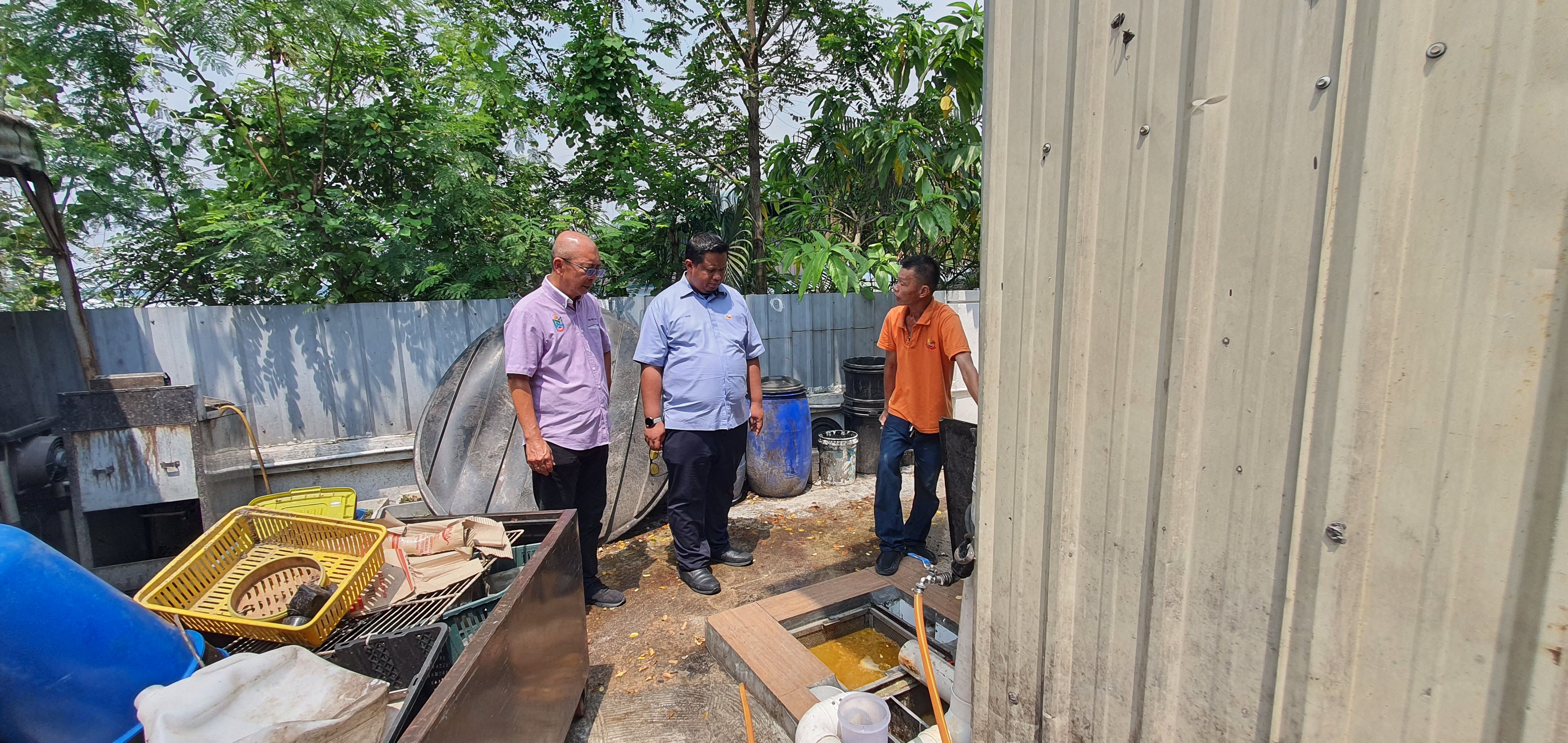 工业区地下排污管流出油污 神建华促当局寻解决方案