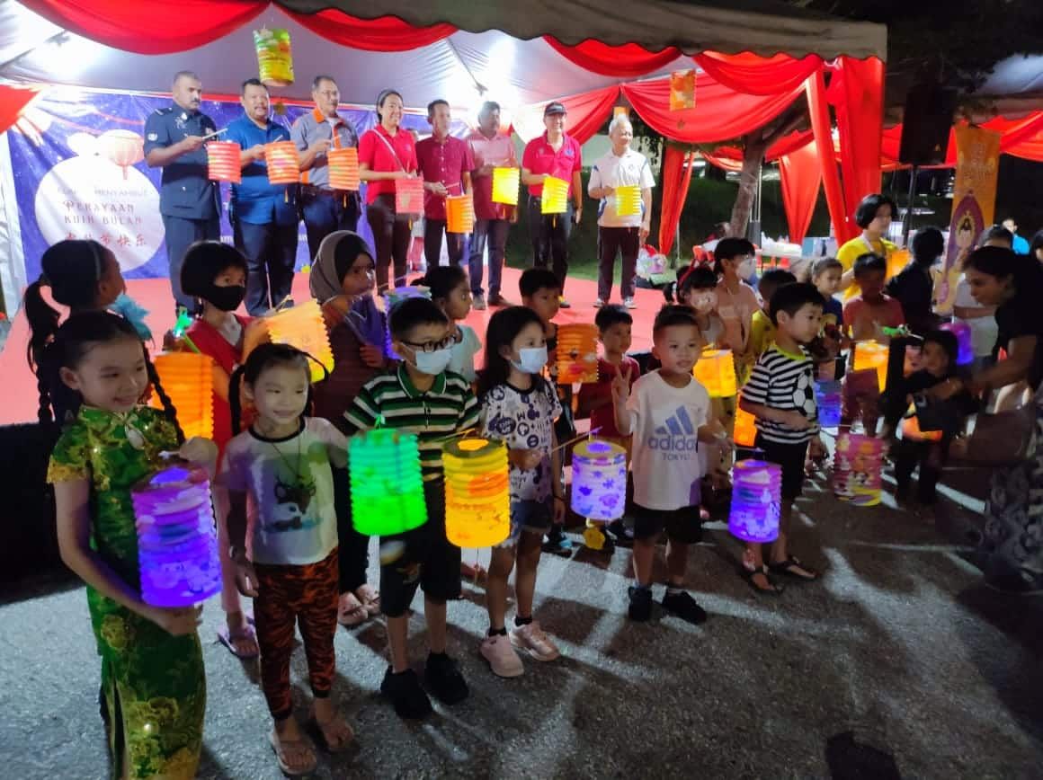 莲花苑中秋晚会热哄哄 400各族居民开心提灯游行