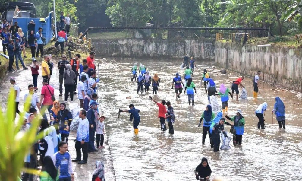 边清理垃圾边休闲   安邦河清出1吨垃圾量