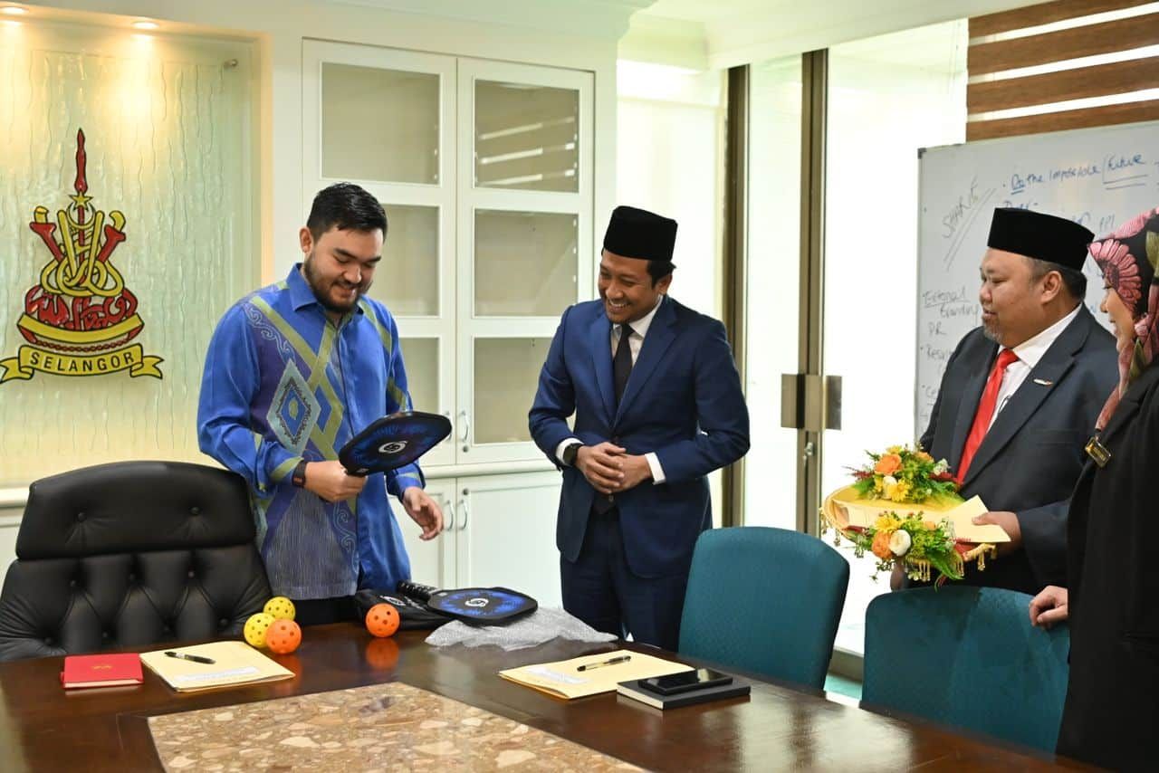 EXCO sembah taklimat pembangunan atlet, usahawan kepada Raja Muda Selangor