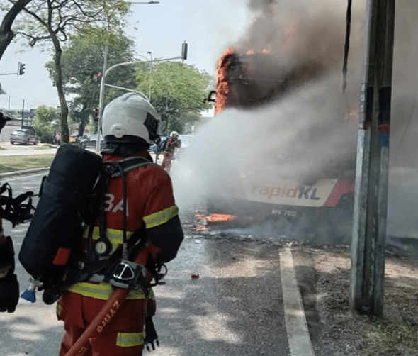 ஓடும் பஸ்ஸில் தீ- எட்டுப் பயணிகள் தெய்வாதீனமாக உயிர்த்தப்பினர்