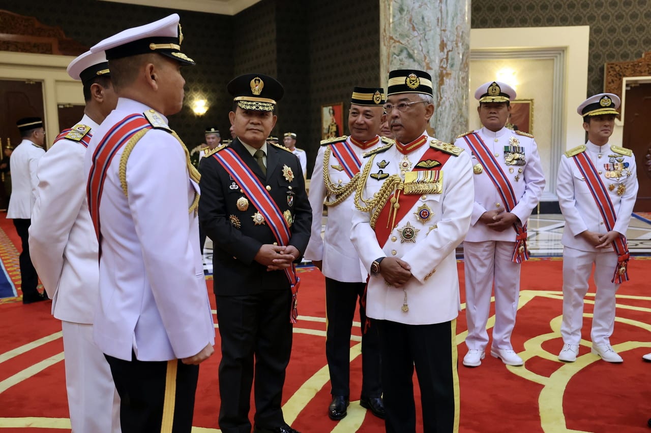 King confers awards on 293 military personnel