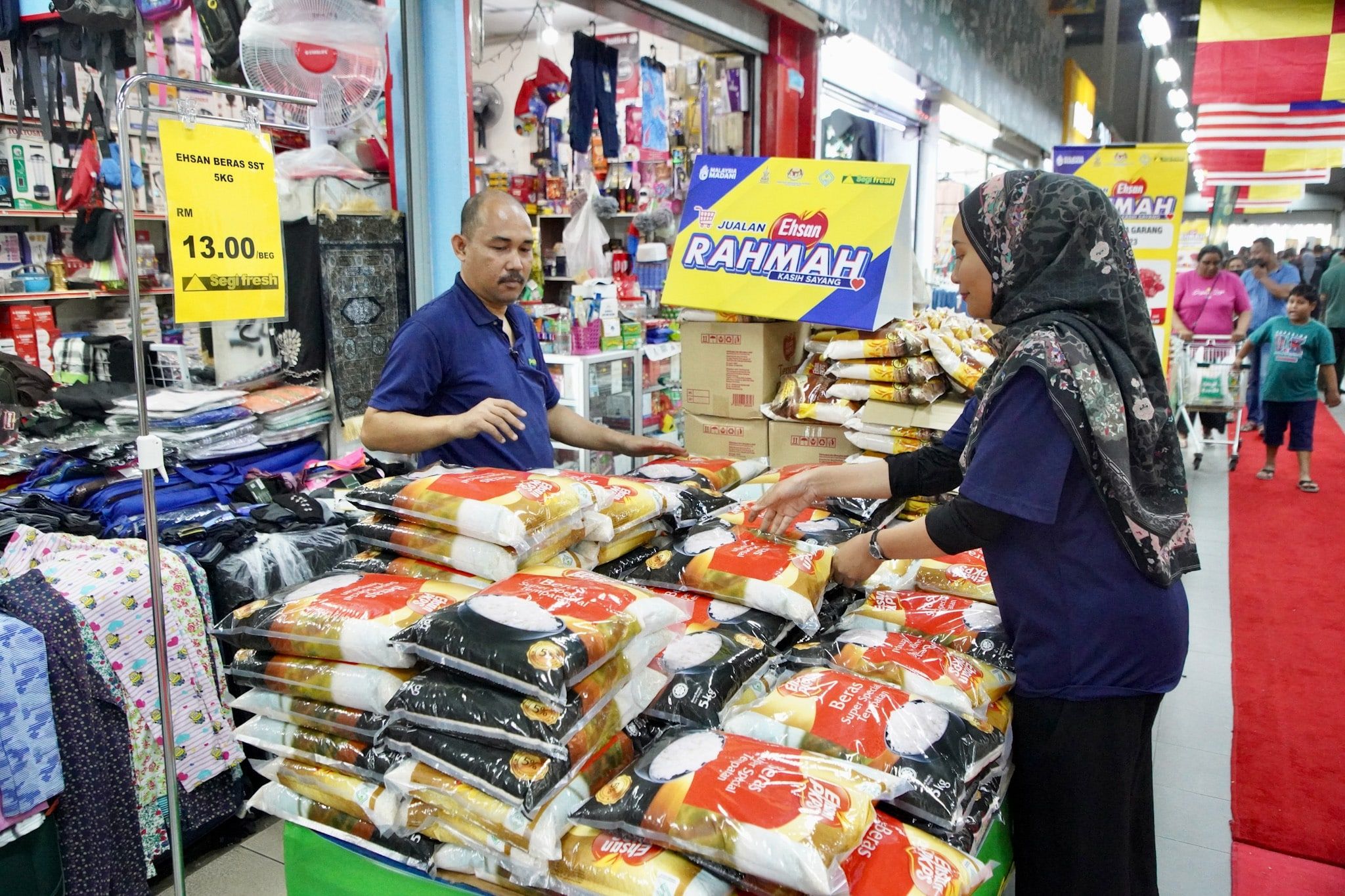 Jualan murah barangan asas empat cawangan Segi Fresh pagi ini