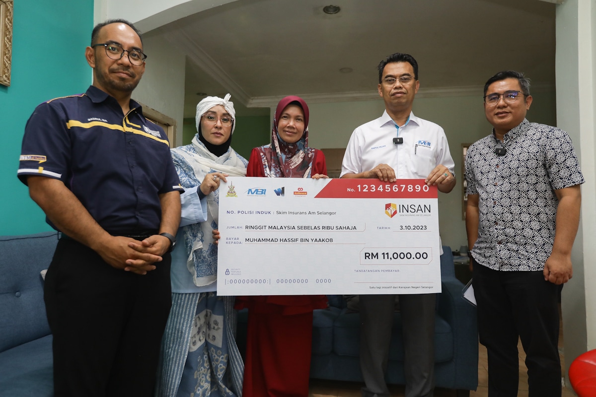 Waris pelajar UiTM terima pampasan insurans negeri