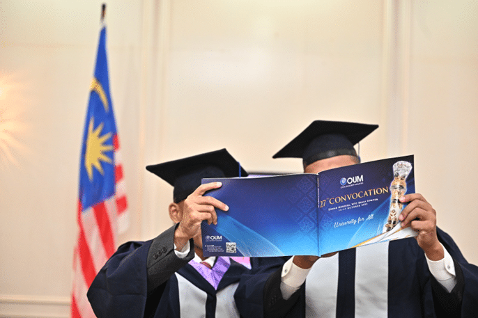 Graduan tirai besi, banggakan keluarga, bukti boleh berjaya