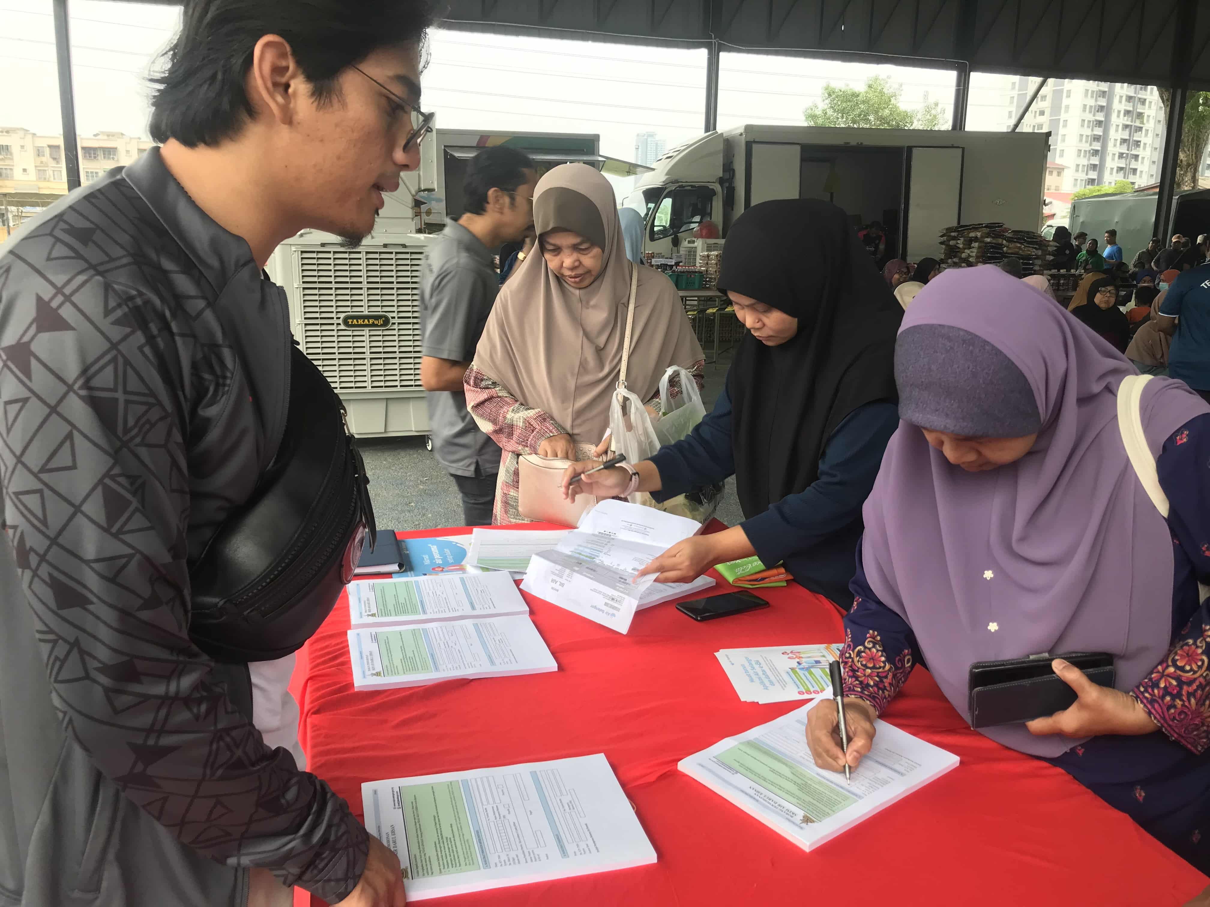Orang ramai ambil peluang daftar skim air percuma negeri di program jualan murah