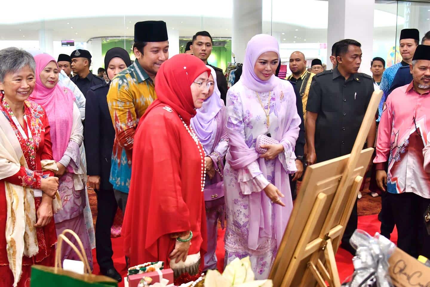 Tengku Permaisuri berkenan hadiri ekspo kraftangan tempatan
