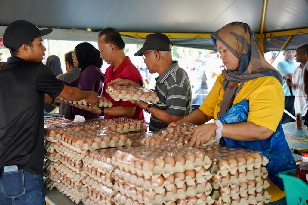 Ayam, beras antara barangan terlaris di jualan murah DUN Batu Tiga