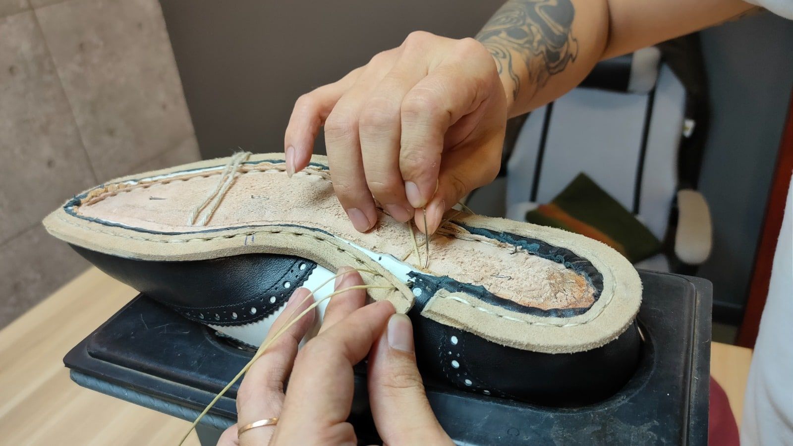 【匠心精神系列3/3】制鞋市场庞大惟难吸引新血 王伟杰与大学商研制鞋材质