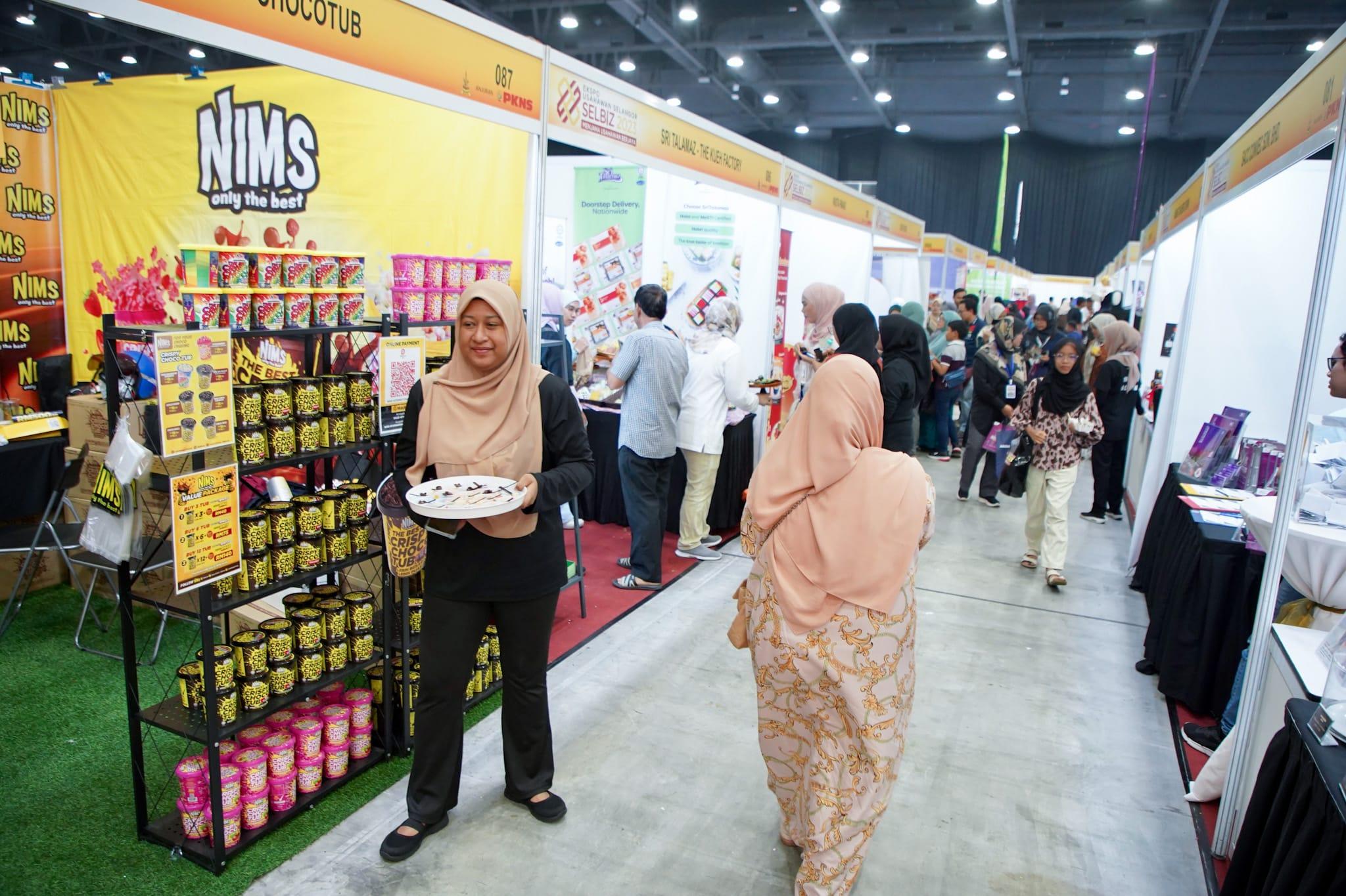Pengunjung tertarik ekspo usahawan tawar produk menarik, harga patut
