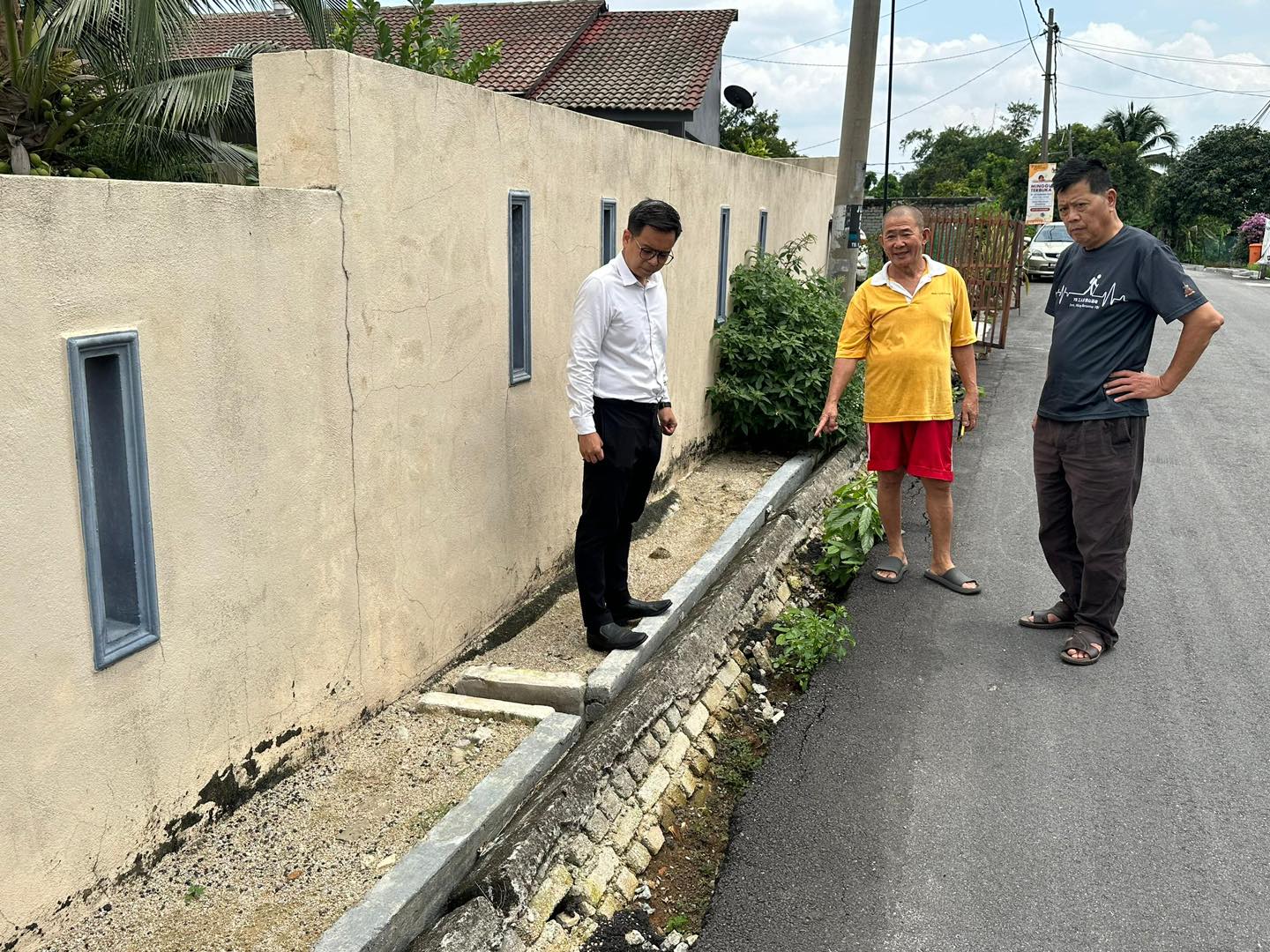 Wakil rakyat pastikan parit bersih elak banjir kilat di Balakong