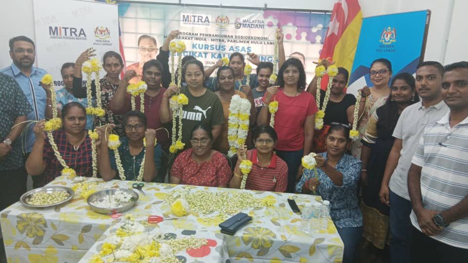 மித்ரா நிதி சமுதாயத்திற்கு சென்று சேர பாடுப்படும் டத்தோ ஸ்ரீ அன்வார், டத்தோ ரமணனுக்கு நன்றியும், பாராட்டுகளும்.