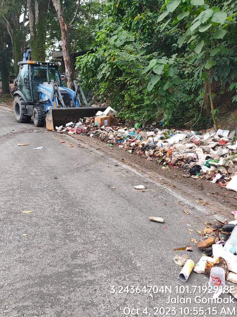 路边垃圾堆积如山  士拉央市会清理拉警戒线