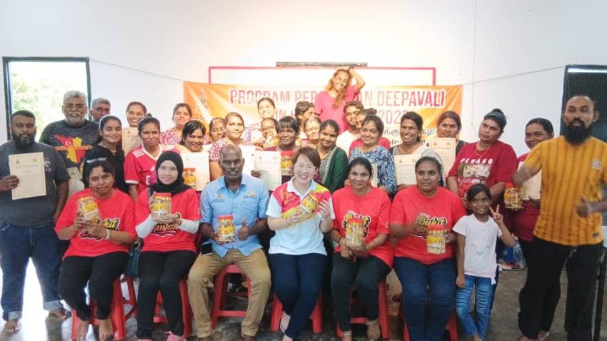 முறுக்கு சுட்டு பகிர்ந்தளித்தார் புக்கிட் லஞ்சான் சட்டமன்ற உறுப்பினர்