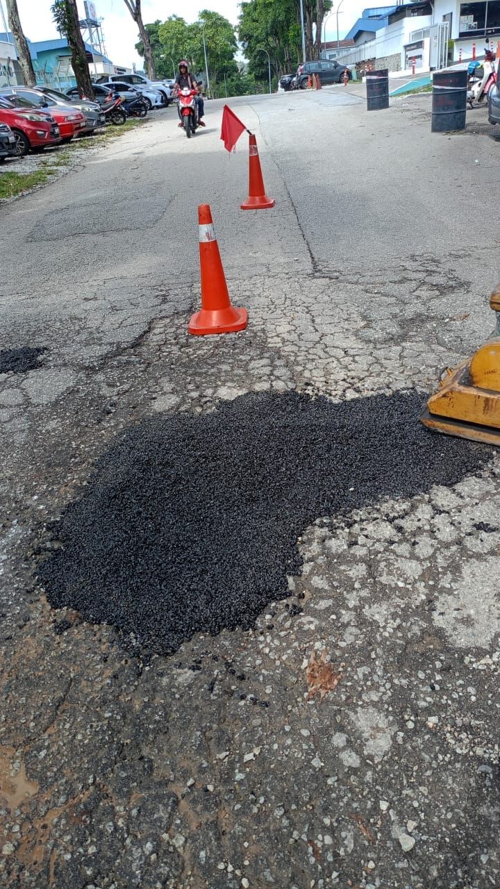 乌雪道路先峰积极修路洞 以策道路使者安全