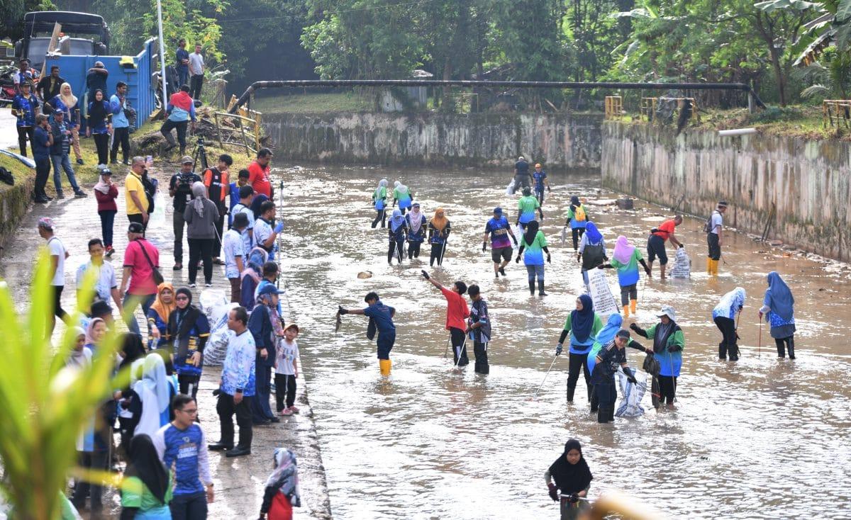 Rangka motosikal, permaidani antara barangan dikeluarkan dari Sungai Ampang