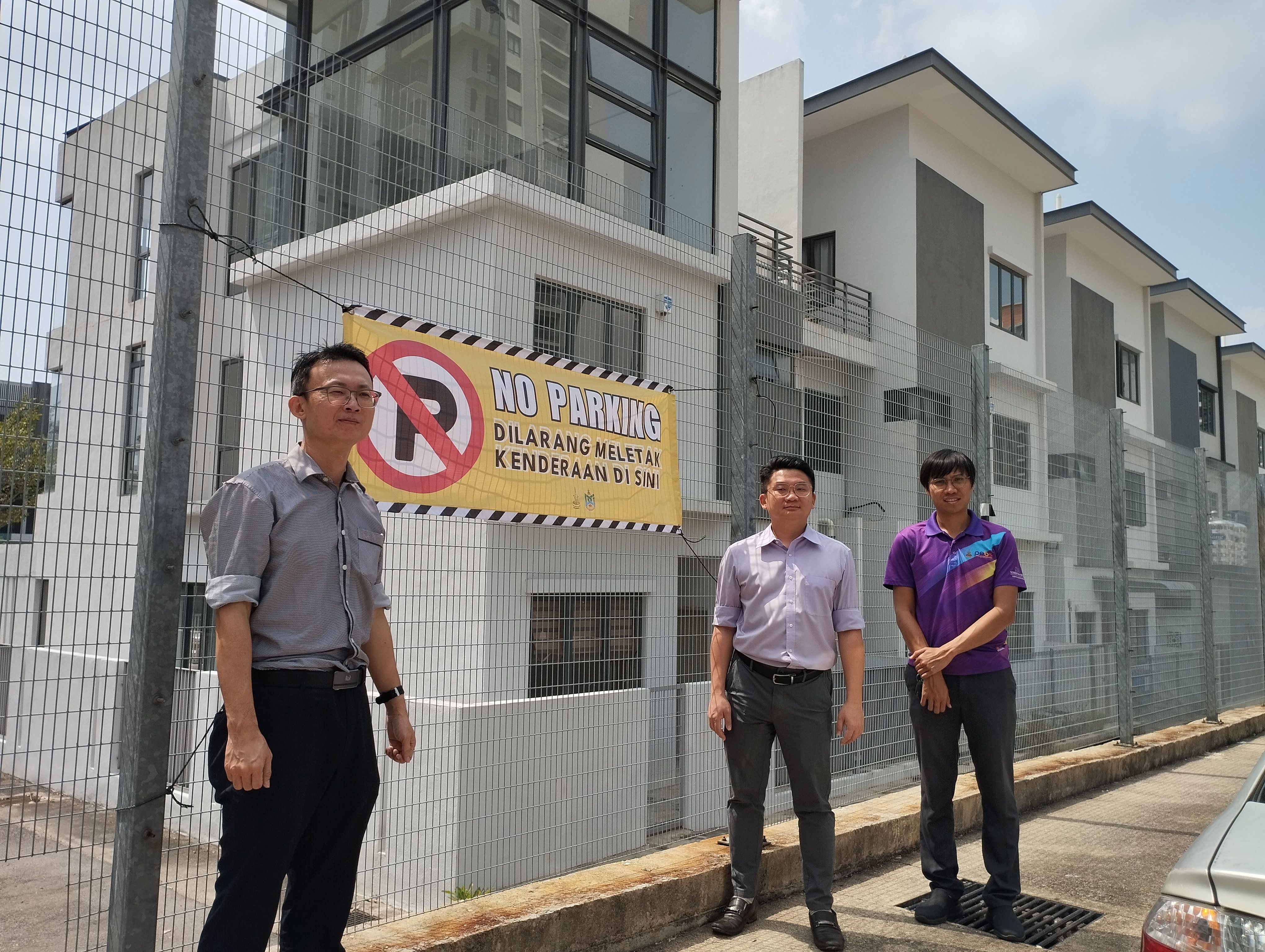 (视频）轿车停满路边阻碍MRT巴士出入 乘客被迫走约一公里路去候车