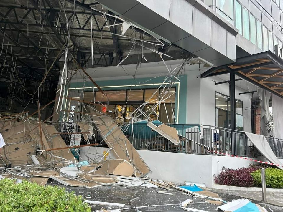 Ribut: Siling pusat beli-belah di PJ runtuh, tiga cedera ringan