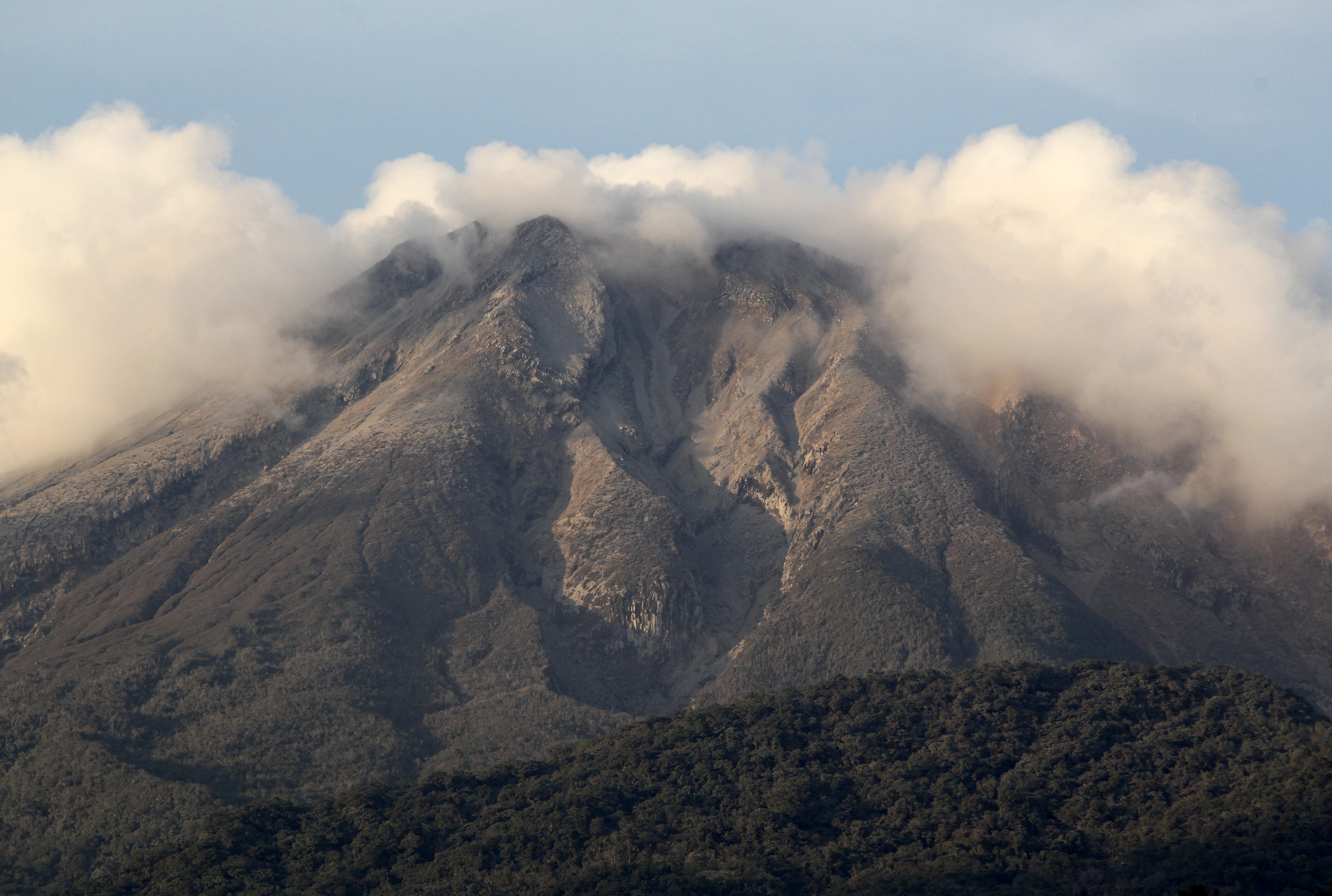 Philippines raises alert level at Bulusan volcano