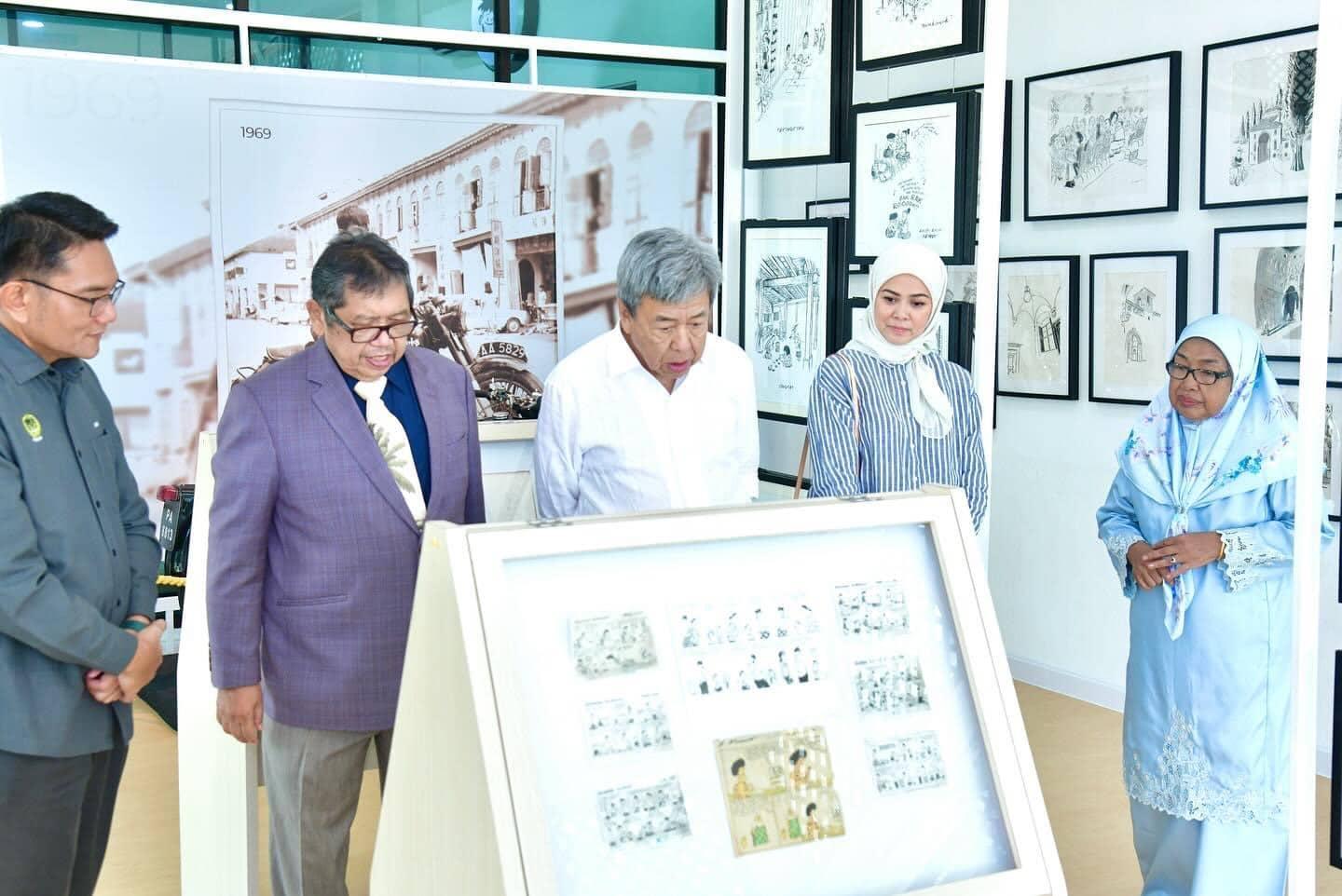 Sultan berkenan lawat galeri karikatur, kagumi karya Datuk Lat