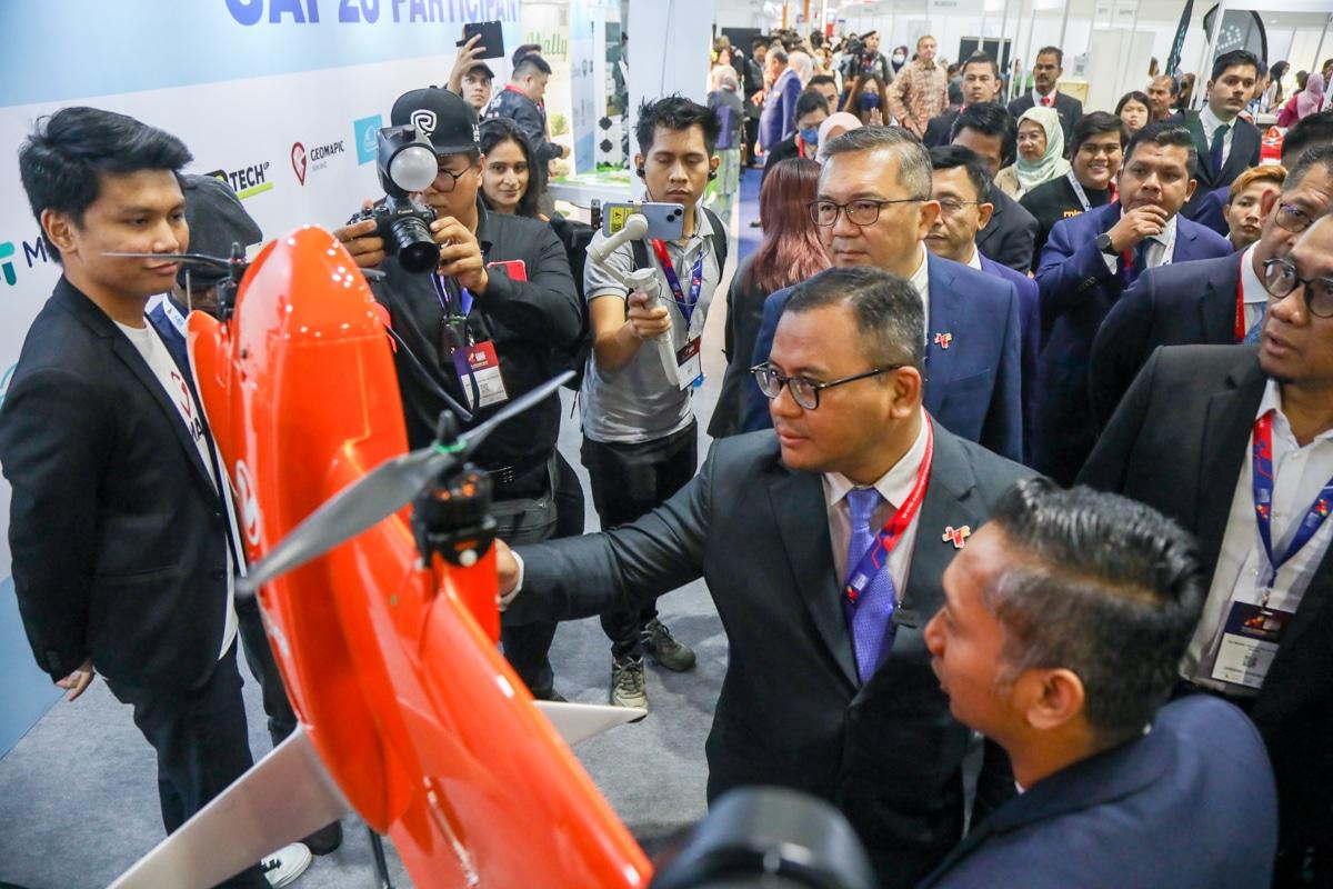 MB lauds ‘tireless efforts’ of Invest Selangor, state govt officers to draw investors