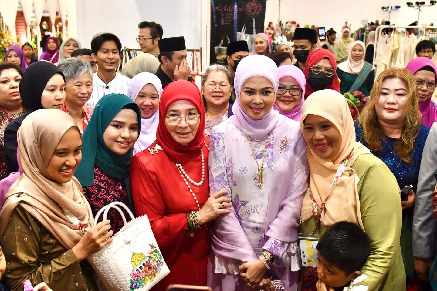 Queen, Tengku Permaisuri visit crafts expo