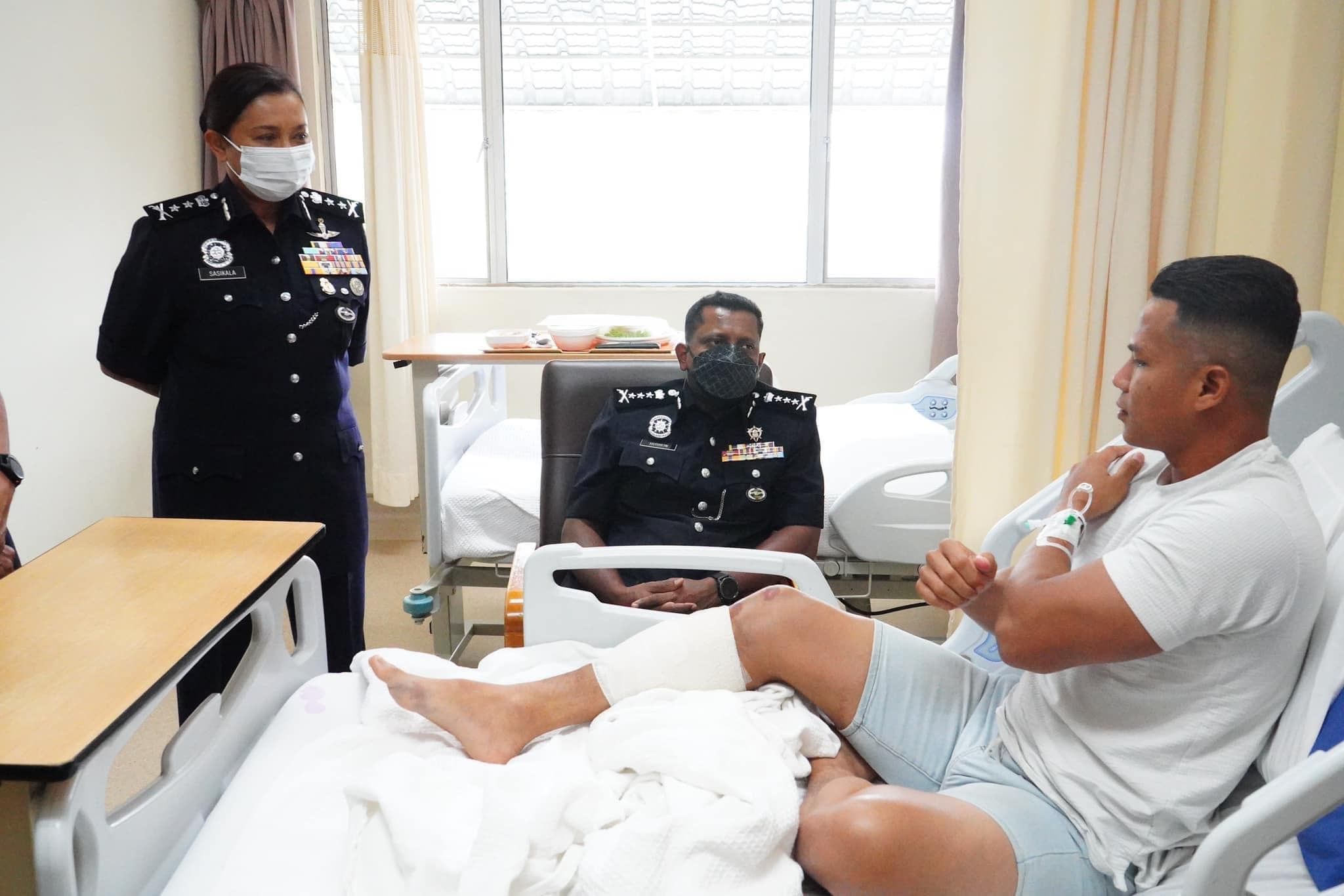 爬屋顶抓毒贩坠下受伤 警长忍痛完成任务