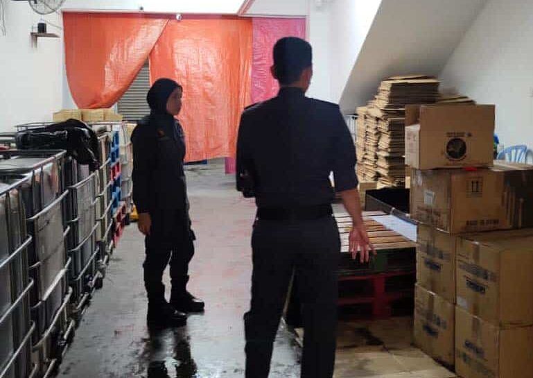 போர்ட் கிள்ளான் பகுதியில் மானிய விலையில் சமையல் எண்ணெய் மாற்று நடவடிக்கை முறியடிக்கப்பட்டுள்ளது