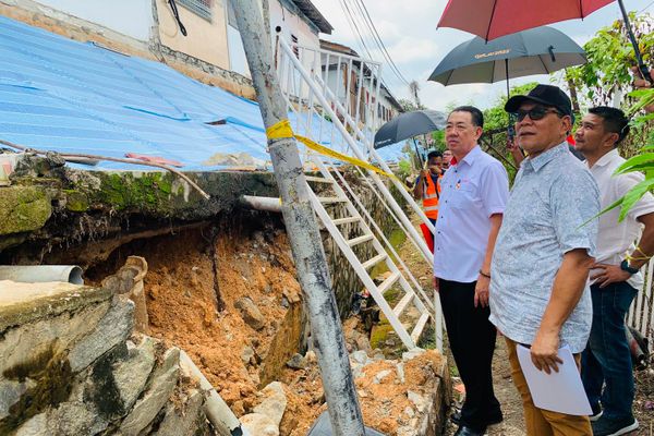 加影美华城花园土崩 依兹汉:斜坡巩固工程需2个月