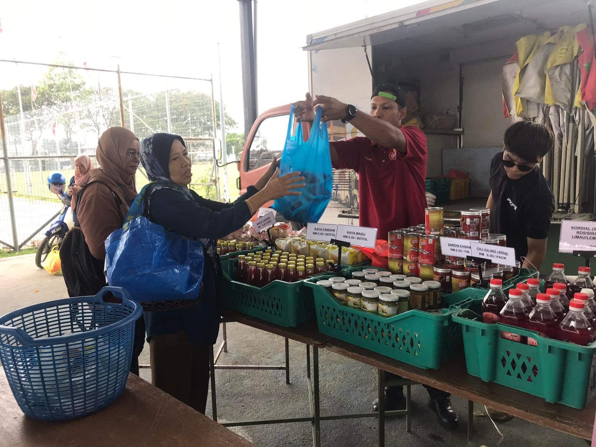 Lebih 700 hadir jualan murah negeri, beratur seawal 6.30 pagi