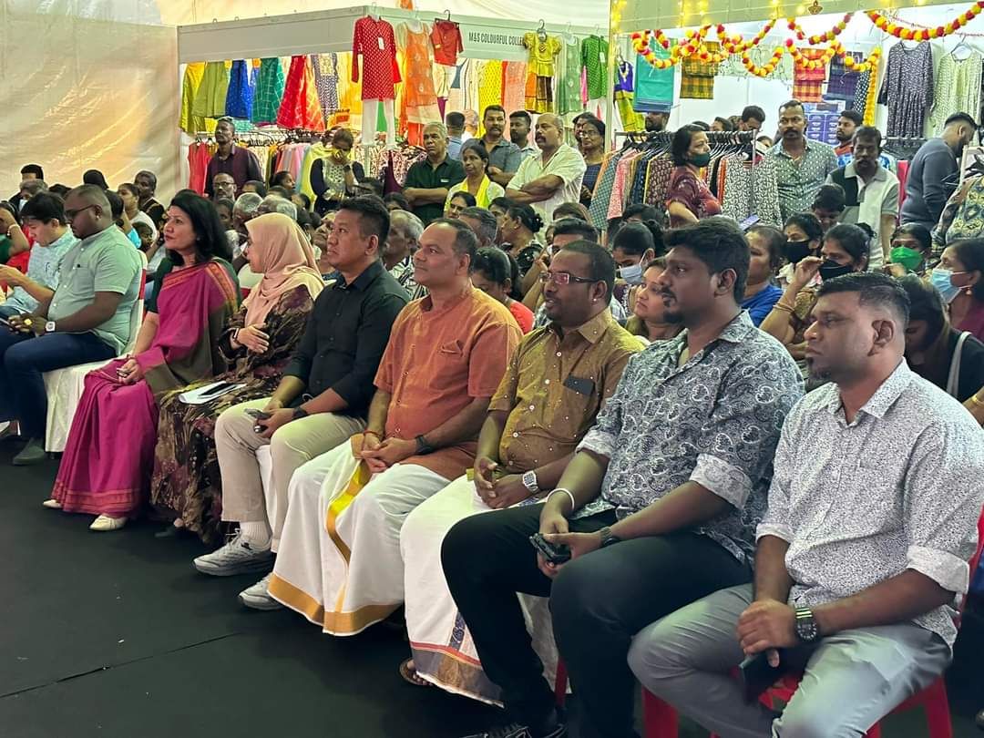 அம்பாங்கில் தீபாவளி சந்தை- ரோட்சியா இஸ்மாயில் தொடக்கி வைத்தார்