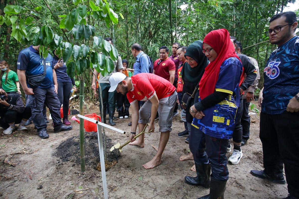 FAS sponsors 2,000 tree planting in Ulu Gombak Forest Reserve
